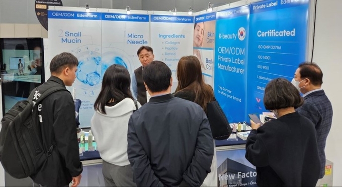 (주)이든팜이 지난 13일부터 15일까지 열린 2025 서울 인디뷰티쇼에 부스를 열고 참가, 새로운 비즈니스 영역 개척을 위한 활동을 펼쳤다. 부스를 찾은 참관객들을 맞이하고 있다.