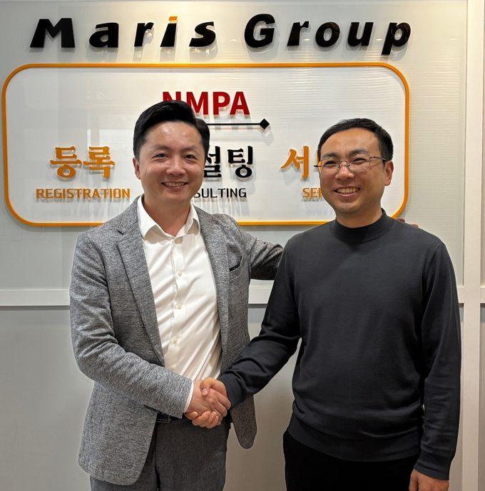 마리스그룹이 중국 NMPA 인허가 사업을 넘어 K-뷰티 브랜드의 전과정 컨설팅 기업으로 새롭게 도약을 선언했다. (왼쪽부터) 왕양 마리스그룹 회장과 이용준 마리스그룹코리아 대표. 