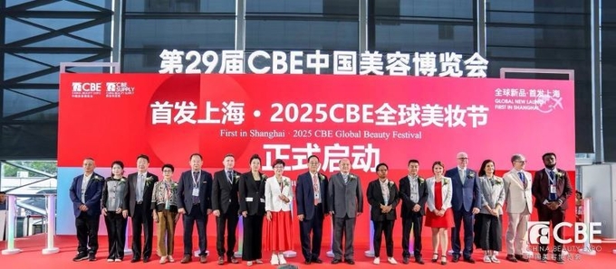 2025년 제 29회 중국뷰티박람회’가 ‘글로벌 신제품 출시’를 주제로 지난 12일 개막, 오늘(14일)까지 상하이 신국제박람회센터에서 장정을 이어가고 있다. 개막식에 참석한 VIP 인사들이 기념 촬영을 위해 포즈를 취했다.