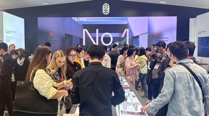 코스맥스 단독관에 모여든 일반 참관객과 바이어들이 전시 제품에 대한 문의와 함께 제품 개발 관련 상담을 이어갔다.