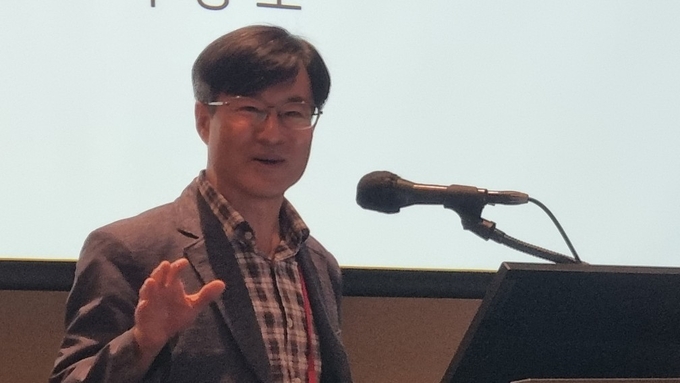 박영호 대한화장품학회 명예회장이 화장품 산업의 R&D 혁신을 주제로 키노트 강연을 했다. 