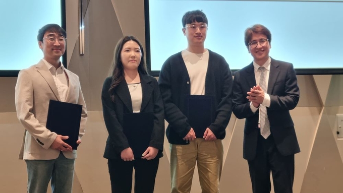 2025년 춘계학술발표대회에서 우수 논문상을 수상한 송상훈·윤믿음·김민섭 씨<사진 왼쪽부터>가 황재성 대한화장품학회장의 박수를 받으며 기념촬영을 위해 카메라를 향해 포즈를 취했다. 