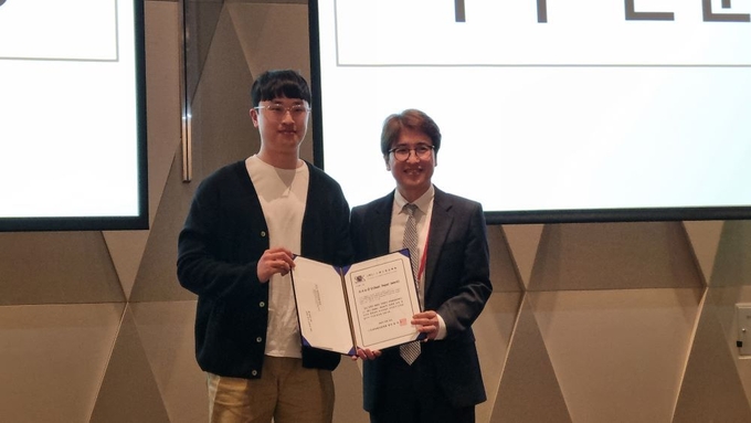 우수 논문상 수상자 김민섭 씨<사진 왼쪽>와 황재성 회장. 