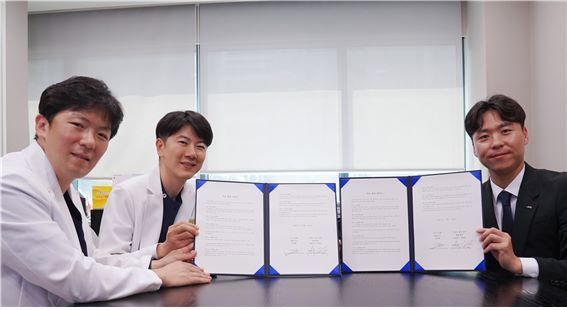 이든팜이 지난 22일 강남그랜드안과와 ‘임직원과 가족 대상 의료 복지 향상을 위한 의료 협력 협약’을 체결했다. 사진 맨 오른쪽이 김덕현 이든팜 대표.