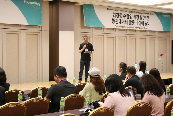 김상명 블루밍 인터내셔널 테크놀로지 코리아 대표가 프로그램을 이용, 직접 해외 바이어를 찾는 모습을 시연해 화제를 모았다.