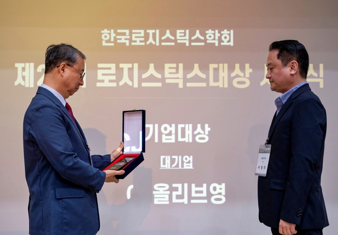 서정주 올리브영 SCM센터장(오른쪽)이 4월 30일 제주대에서 열린 ‘제28회 한국로지스틱스대상 시상식’에서 수상하는 모습.