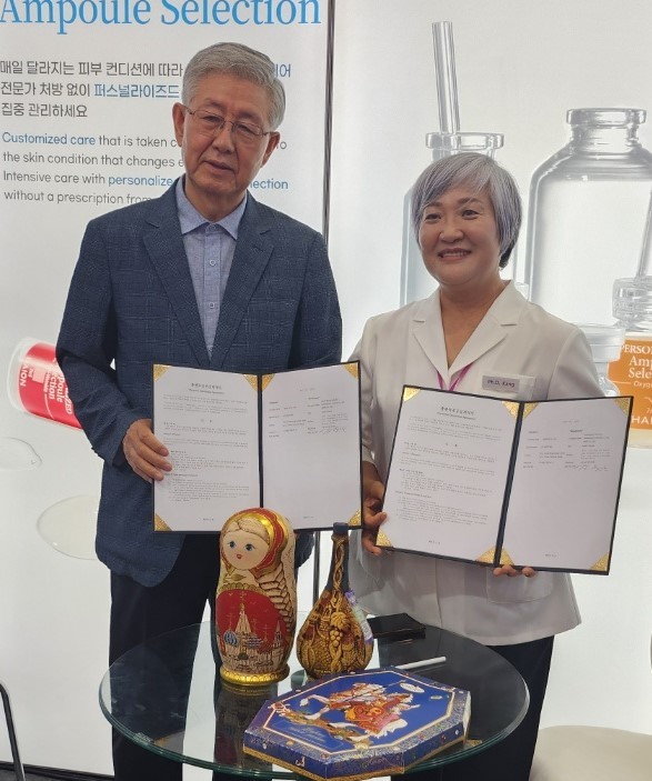 대한뷰티산업진흥원과 러시아 유통기업 LANIX가 ‘제주온’ 브랜드에 대한 러시아 독점 총판 계약을 체결했다. 사진 오른쪽은 강유안 대한뷰티산업진흥원 대표, 왼쪽은 황부용 LANIX 대표.<br>
