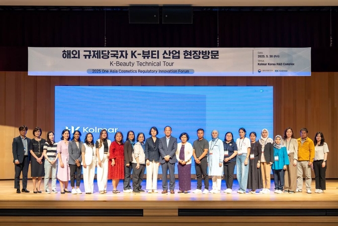 지난달 30일 한국콜마 종합기술원을 방문한 아시아 주요 국가 화장품 부문 규제 당국자들과 최현규 한국콜마 대표이사 등 관계자들이 기념사진을 촬영했다. 