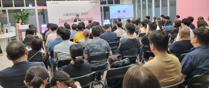 운영 주관사 (주)코이코는 10년을 넘게 축적해 온 해외 화장품·뷰티 전문 전시회 한국공동관 진행 기업의 노-하우를 그대로 녹여 내 유망 중견중소 K-뷰티 기업을 발굴하고 이들의 글로벌 시장 진출과 안정화를 위한 프로그램을 운영할 방침이다. 