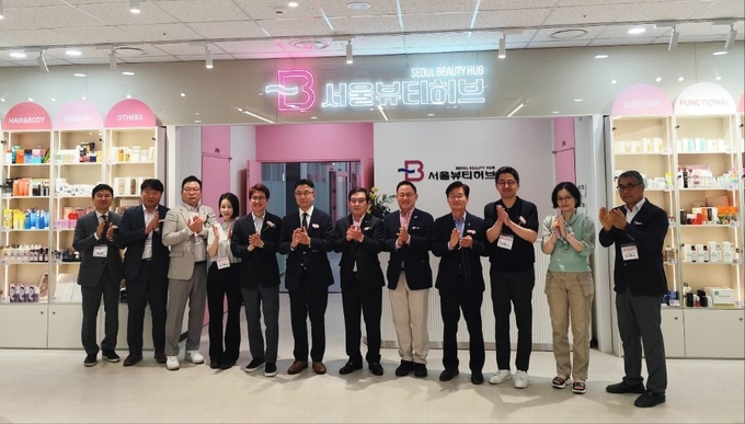 운영 주관사 (주)코이코는 10년을 넘게 축적해 온 해외 화장품·뷰티 전문 전시회 한국공동관 진행 기업의 노-하우를 그대로 녹여 내 유망 중견중소 K-뷰티 기업을 발굴하고 이들의 글로벌 시장 진출과 안정화를 위한 프로그램을 운영할 방침이다. 개관식에 참석한 주요 인사들이 현판을 공개한 후 기념촬영을 위해 포즈를 취했다. 
