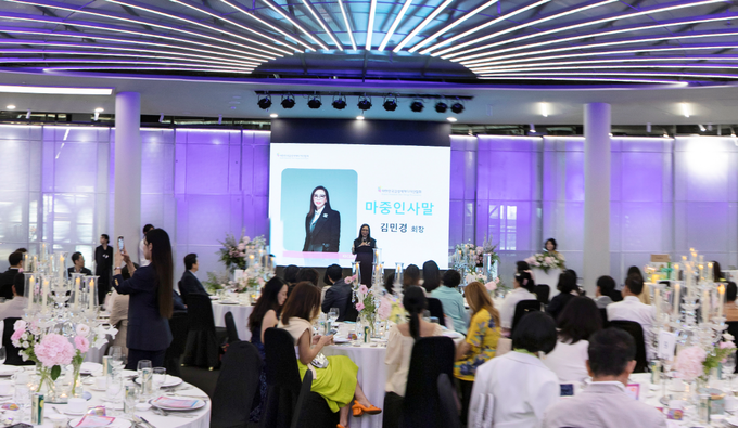 대한민국감성색채디자인협회가 9일 서울 반포 세빛섬 애니버셔리뮤지엄에서 ‘창립 4주년 기념식’을 개최했다. 김민경 협회장이 "색채로 매개로 사회에 선한 영향력을 전파하겠다"고 인사말을 하는 모습. 