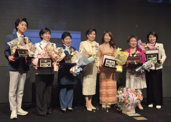 이선심 회장(가운데)이 공로패 수상자들과 기념사진을 찍고 있다. 