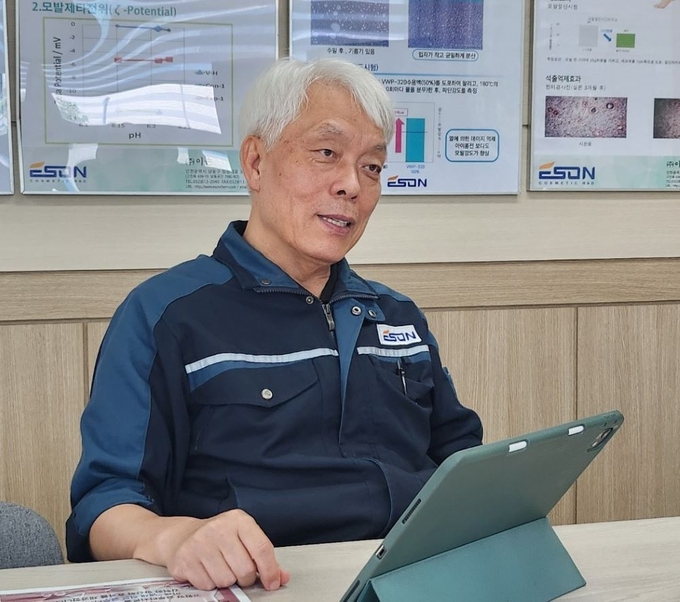 원료와 완제품(OEM·ODM), 투-트랙 전략을 통해 (주)이손의 새로운 성장 모델을 찾고 있다는 이정섭 (주)이손 대표. 