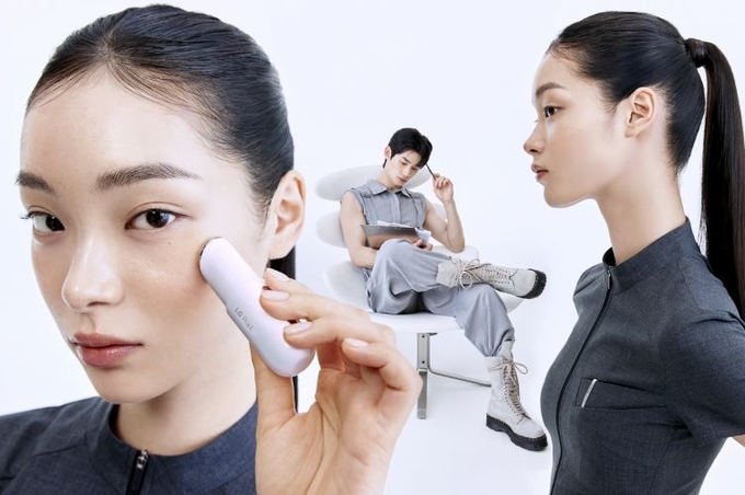 LG생활건강이 화장품 제조-뷰티테크 산업 간 융합 효과를 높이기 위해 LG전자 프리미엄 뷰티 디바이스 브랜드 ‘LG 프라엘’(Pra.L) 브랜드를 양수하고 새로운 홈뷰티 디바이스와 전용 스킨케어(3종)를 선보였다.