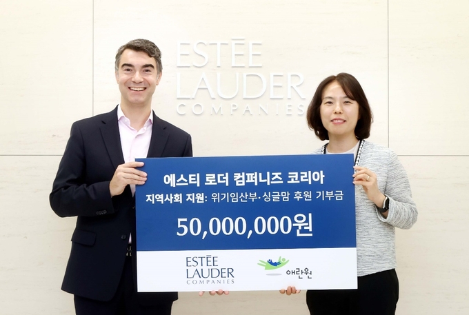 장 알렉상드르 아바르 에스티로더코리아 대표(왼쪽)와 이숙영 애란원 원장(오른쪽). 