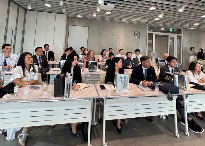 3일 아모레퍼시픽 본사를 방문한 하와이대학교 마노아캠퍼스 MBA 과정 학생·교수진. 