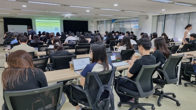 대한화장품산업연구원이 리이치24시코리아와 진행하는 ‘글로벌 화장품 규제 동향 세미나-미국 편’(4차)이 오늘(10일) 스페이스쉐어 강남역센터 주피터홀에서 열렸다.