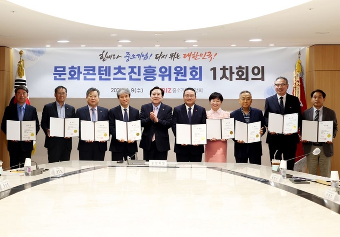 윤주택 국제뷰티산업교역협회(IBITA) 회장<사진 맨 오른쪽에서 두 번째>이 중소기업중앙회 산하 문화콘텐츠진흥위원회 위원에 위촉됐다. 