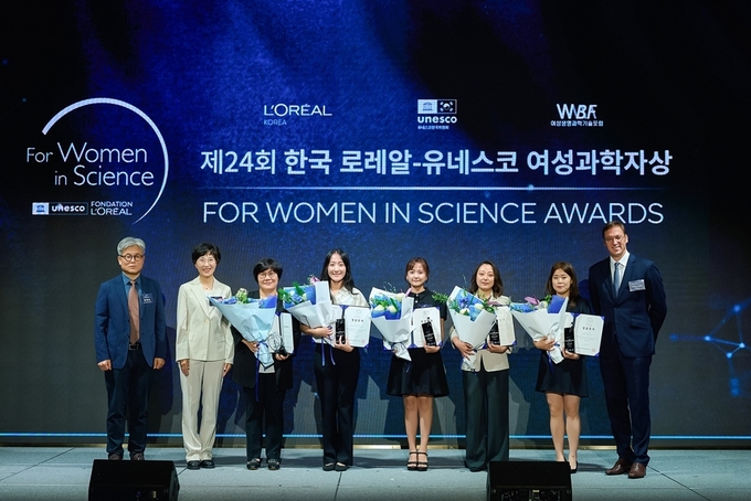 '제24회 한국 로레알-유네스코 여성과학자상' 수상자들. (왼쪽부터) 윤병순 유네스코한국위원회 사무총장 직무대행, 황은숙 여성생명과학기술포럼 회장, 임미희 한국과학기술원 교수(학술진흥상), 강미경 고려대 조교수, 이정현 국립공주대 조교수, 전지혜 경상국립대 조교수, 조유나 부산대 연구교수, 사무엘 뒤 리테일 로레알코리아 대표.