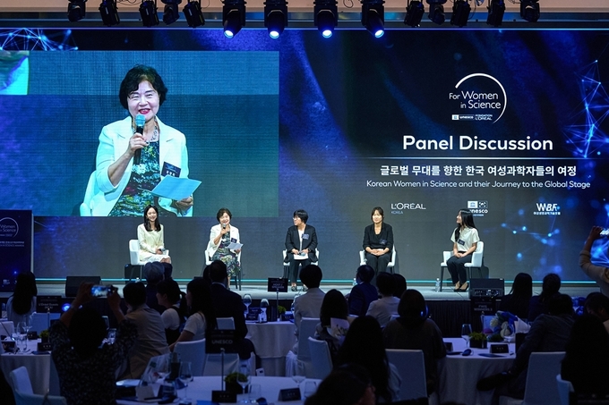 ‘글로벌 무대를 향한 한국의 여성과학자들의 여정’을 주제로 패널 토크가 진행됐다. (왼쪽부터) 김경미 아나운서, 유명희 박사(1998년 로레알-유네스코 세계여성과학자상 수상자), 임미희 교수, 김필남 한국과학기술원 교수(2019년 로레알-유네스코 한국여성과학자상 펠로십 수상자) , 강미경 고려대 조교수.