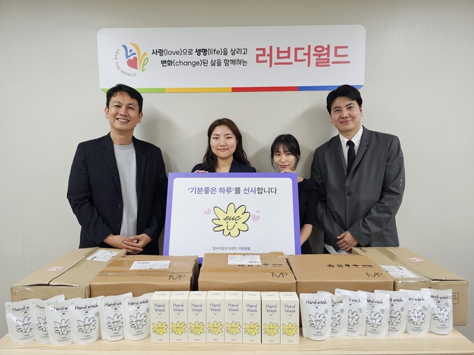 윤종원 리본코리아 대표(오른쪽)가 비혼모 지원단체 러브더월드에 '기분좋음 핸드워시'를 기부했다. 