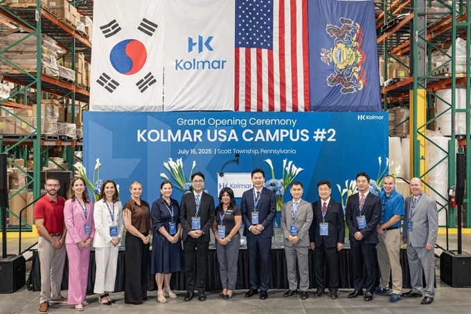 콜마USA 제 2공장 준공식에서 윤상현 부회장을 비롯한 한국콜마 관계자들과 펜실베니아주 주요 인사들이 기념사진을 촬영했다. 사진 오른쪽에서 여섯 번째가 윤상현 부회장·오른쪽에서 네 번째가 허용철 콜마USA 대표이사 사장·왼쪽에서 두 번째가 브리짓 코시에로스키 펜실베니아주 하원의원이다.
