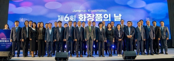 대한화장품협회가 식품의약품안전처·국회 K-뷰티포럼과 함께 오는 9월 5일(금) 코엑스 마곡 스퀘어볼룸(A)에서 ‘2025 화장품의 날’ 행사를 개최한다고 공식 발표하고 관련 주요 내용을 공개했다. 사진은 지난해 개최한 제 6회 화장품의 날 기념식 단체 기념촬영 장면. 