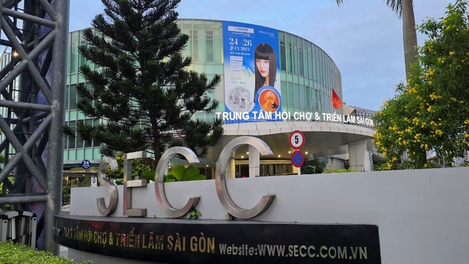 코스모뷰티 베트남 2025가 열린 사이공전시컨벤션센터(SECC) 입구.