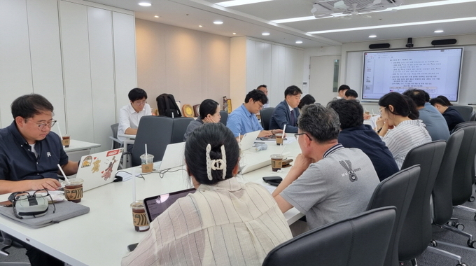 식품의약품안전처 화장품정책과는 화장품 안전성 평가 제도와 관련한 최근 업계의 반응과 의견, 그리고 식약처가 견지하고 있는 정책 방향에 대해 대한화장품협회 회의실에서 화장품 전문지 기자 간담회를 가졌다. 