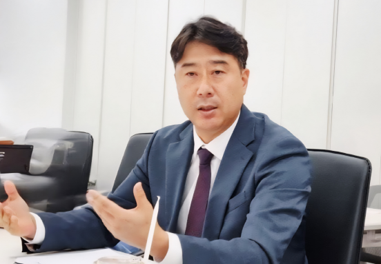 고지훈 식품의약품안전처 화장품정책과장이 화장품 안전성 평가 제도를 포함한 최근 화장품 업계의 관련 이슈에 대해 설명하고 있다. 