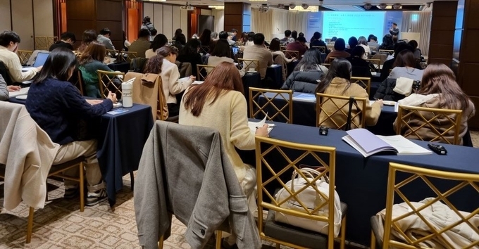 대한화장품산업연구원이 화장품 안전성 평가 등을 포함한 글로벌 규제에 대응하기 위해 최신 국내외 정보를 공유하는 동시에 국내외 화장품 안전 관리 동향과 성분 안전성 평가 동향 정보 등을 제공하기 위해 내달 24일과 25일, 이틀에 걸쳐 ‘국제 화장품 안전성 심포지엄’을 개최한다. 사진은 지난해 심포지엄 전경.