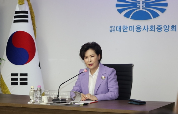 이선심 대한미용사회중앙회 회장이 선수단에게 인사말을 전하는 모습. 