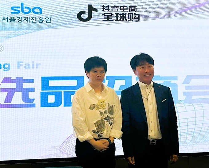 (왼쪽부터) Lori Wang 더우인 이커머스 글로벌 DOUYIN E-Commerce Global, 김현우 서울경제진흥원 대표.