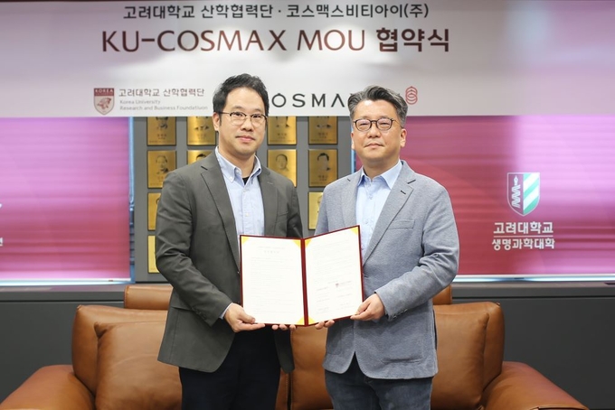 지난 6일 서울 성북구 고려대학교에서 열린 업무협약식에서 코스맥스비티아이 이동걸 MB랩장<사진 왼쪽>과 이병천 고려대 산학협력단 부단장이 기념 촬영을 위해 포즈를 취했다.
