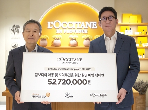 김승빈 록시땅코리아 지사장(오른쪽)이 22일 서울 신세계백화점 강남점에서 하트하트재단 오지철 회장에게 ‘아이 러브 록시땅 2025’ 캠페인 기부금을 전달하는 모습. 