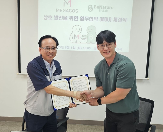 김영호 메가코스 대표<사진 왼쪽>와 백종섭 비네이처바이오랩 대표가 협약식을 마치고 악수를 나누고 있다. 