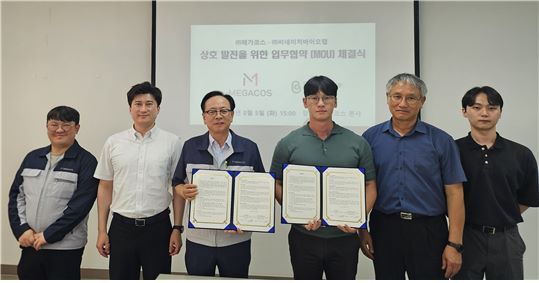 사진 왼쪽부터 메가코스 양우영 연구부소장·메가코스 김해민 연구소장·김영호 대표·백종섭 비네이처바이오랩 대표·비네이처바이오랩 심만섭 생산본부장, 비네이처바이오랩 이준호 연구원이 기념촬영을 위해 포즈를 잡았다.