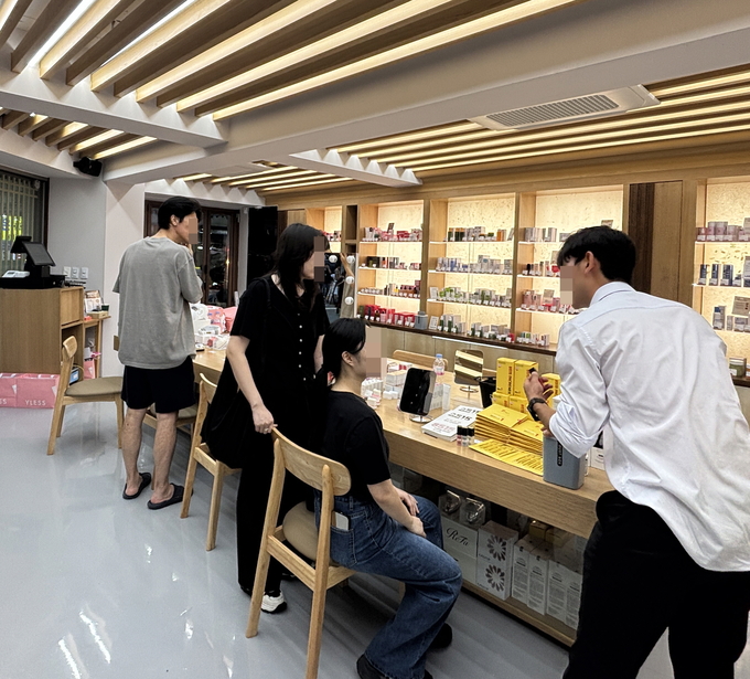 와이레스 망원점 직원이 매장을 방문한 고객에게 제품 사용법과 특징을 설명하는 모습.