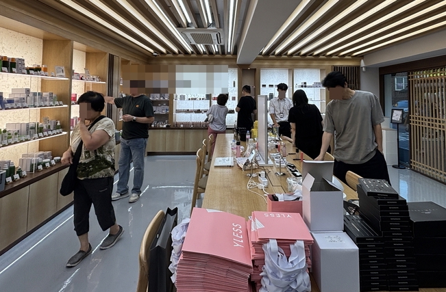 와이레스 망원점 방문객들이 브랜드별 매대를 둘러보고 있다. 