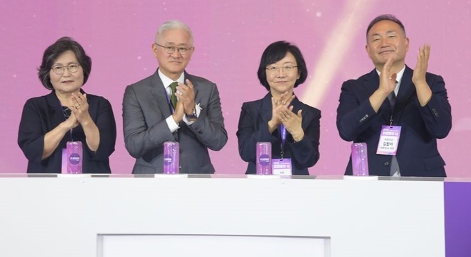 K-뷰티 미래 비전 선포 기념 퍼포먼스를 진행한 문미란 소비자단체협의회장·서경배 회장·오유경 식약처장·김원이 국회의원(국회 K-뷰티포럼 대표 의원)<사진 왼쪽부터>이 박수로 축하하고 있다.