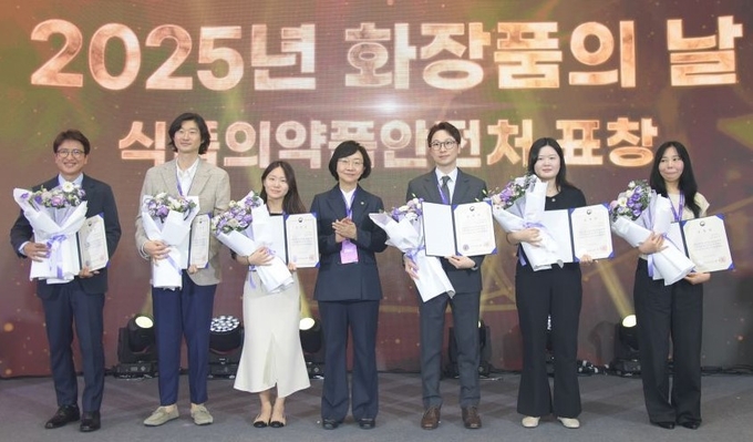 화장품 산업 발전에 기여한 37명의 인사들에게는 국회의장 공로장·식약처장 표창·보건복지부 장관 표창·중소벤처기업부 장관 표창을 수여했다. 식약처장 표창을 받은 6명의 대표 수상자들과 오유경 처장<사진 가운데>이 기념촬영했다.