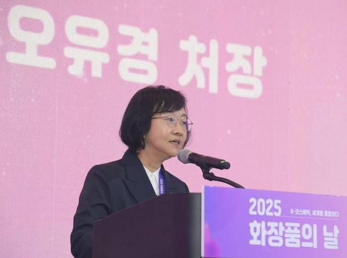 이재명 대통령의 축사 대독과 함께 화장품 산업 발전을 위한 지원을 약속하고 있는 오유경 식품의약품안전처장.