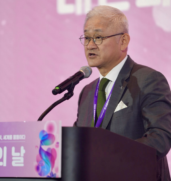 서경배 대한화장품협회장이 화장품의 날 기념식의 의미와 함께 산업 발전에 기여한 모든 이들에게 감사의 말씀을 전했다.<br>
