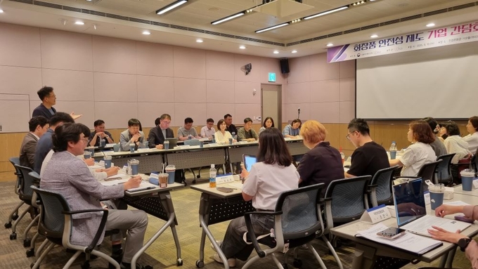 식품의약품안전처는 지난 10일 화장품 안전성 평가 제도 도입과 관련해 25명이 업계 관계자들과 함께 간담회를 통한 의견수렴을 진행했다.