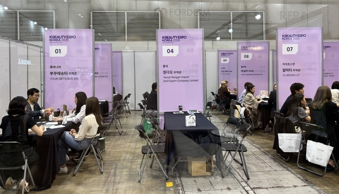 수출상담회장에서 브랜드사와 해외 바이어들이 상담을 진행하고 있다. 