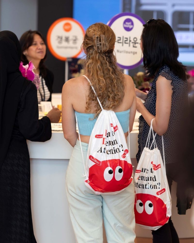 ‘K-뷰티 부스트 인 뉴욕 2025’의 한스킨 부스를 찾는 관람객들이 K-뷰티의 새로운 감성을 경험하고 있다. 