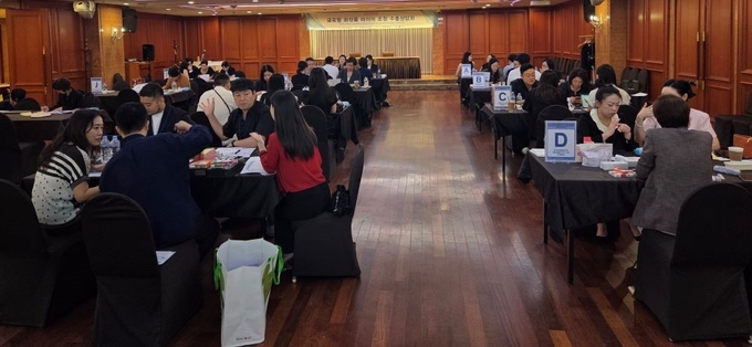 (재)대한화장품산업연구원이 국내 중소 화장품 기업의 해외 진출과 수출 활성화를 지원하기 위해 세종호텔(서울 명동·9월 4일)에서 ‘글로벌 화장품 바이어 초청 국내 수출상담회’를 진행했다.