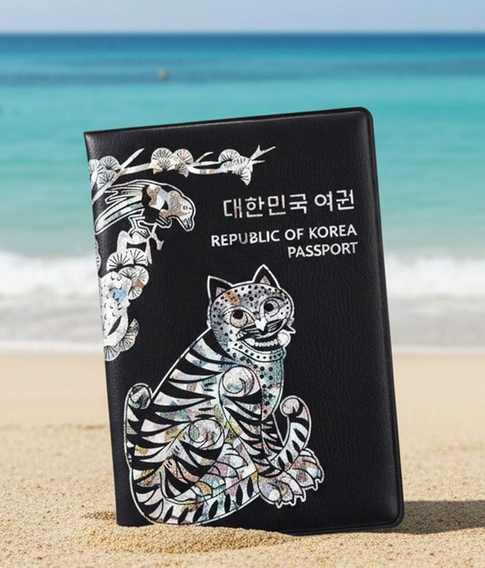 클리오는 올리브영에서 구매 고객에게 호작도가 그려진 여권 케이스를 증정했다. 
