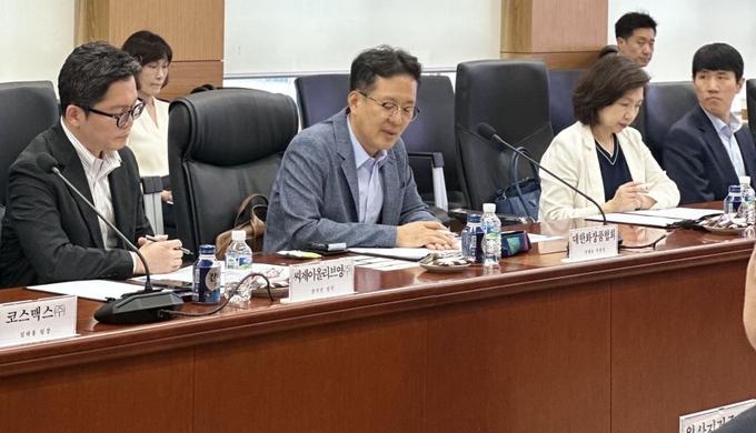 대한화장품협회 연재호 부회장<사진 왼쪽에서 두 번째>이 화장품 산업 현황과 수출 과정에서의 애로사항 등에 대해 발표하고 관세청의 지원 방안 등을 건의하고 있다.