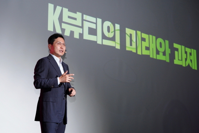 윤동한 콜마그룹 회장이 콜마홀딩스와 콜마BNH를 상대로 낸 ‘임시주총 사내이사 선임 관련 가처분’ 신청(대전지방법원)이 모두 기각됐다. 그룹 경영권 분쟁 표면화 후 처음으로 공식석상에 모습을 드러낸 윤상현 부회장이 ‘아마존 뷰티 인 서울 2025’에서 강연하고 있다.